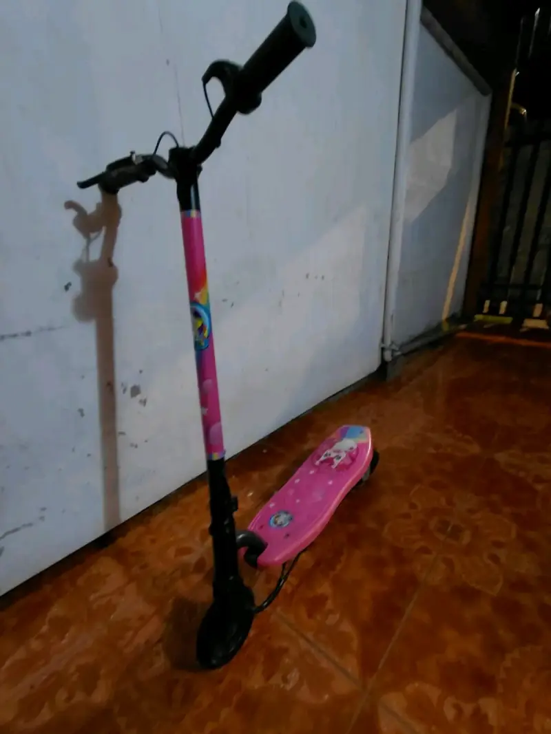 Scooter eléctrico infantil rosa con diseño de unicornio - 4