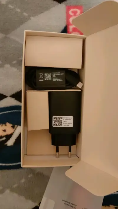 Smartphone Motorola Moto G85 5G con cargador - miniatura 4
