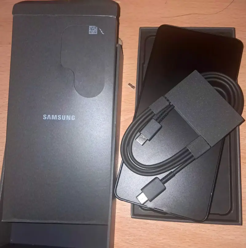 Samsung Galaxy S26 Ultra con caja y accesorios - 3