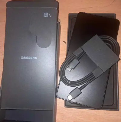 Samsung Galaxy S26 Ultra con caja y accesorios - miniatura 3