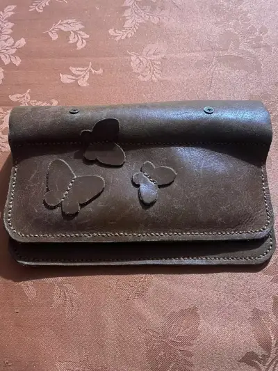 Estuche de cuero con diseño de mariposas - miniatura 1