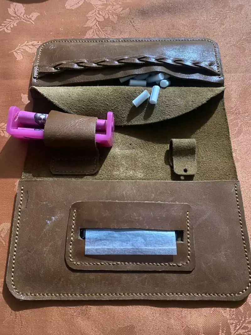 Estuche de cuero con diseño de mariposas - 2