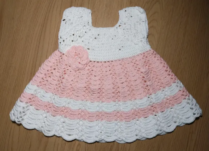 Vestido tejido para bebé en blanco y rosado