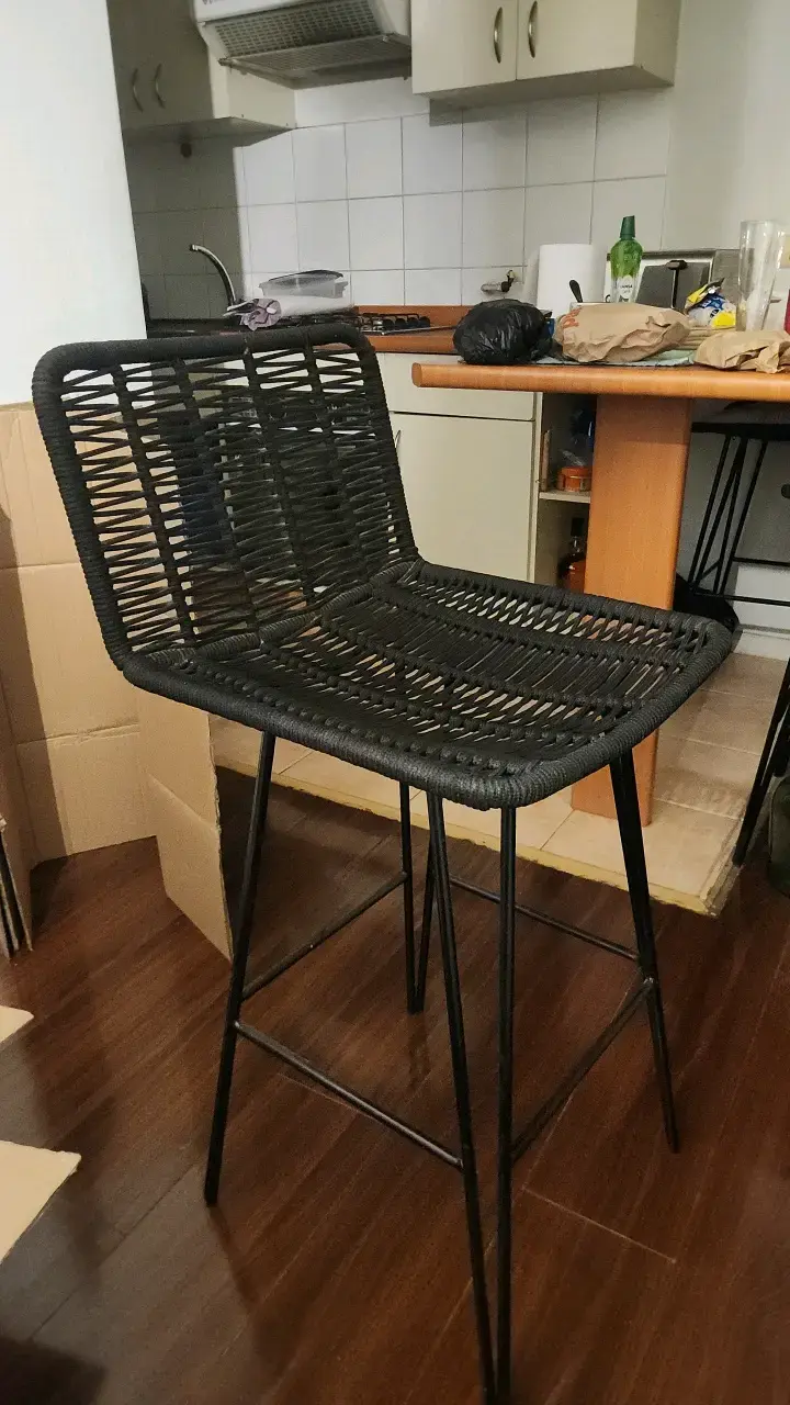 Silla de bar negra de cuerda son 3 por 100.000