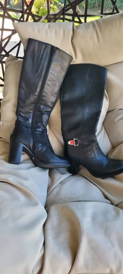 Botas negras de cuero con tacón alto - miniatura 1