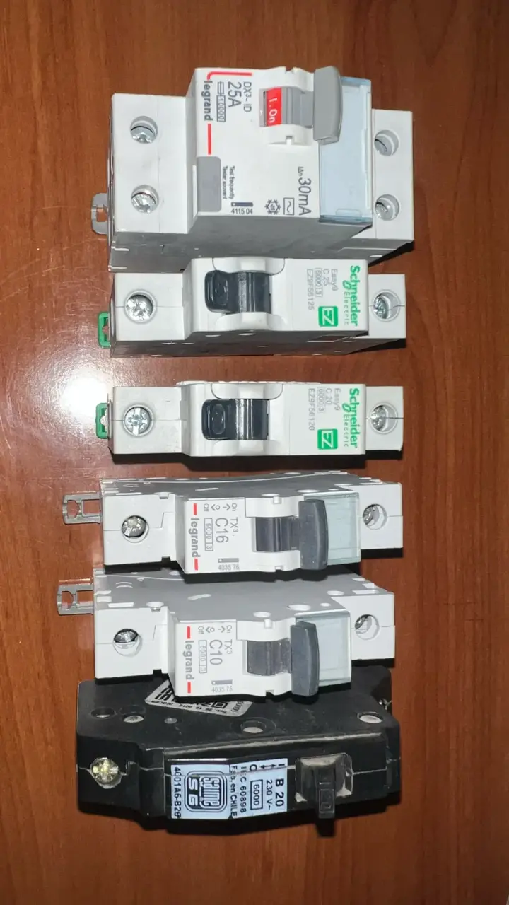 Interruptores automáticos Legrand y Schneider Electric - 1