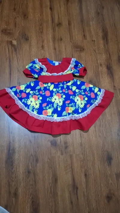 Vestido folclórico infantil con flores - miniatura 1