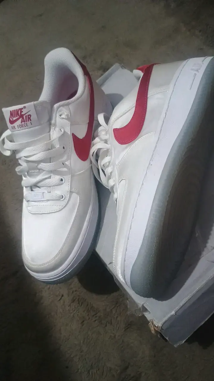 Zapatillas Nike Air Force 1 Blancas y Rojas - 1