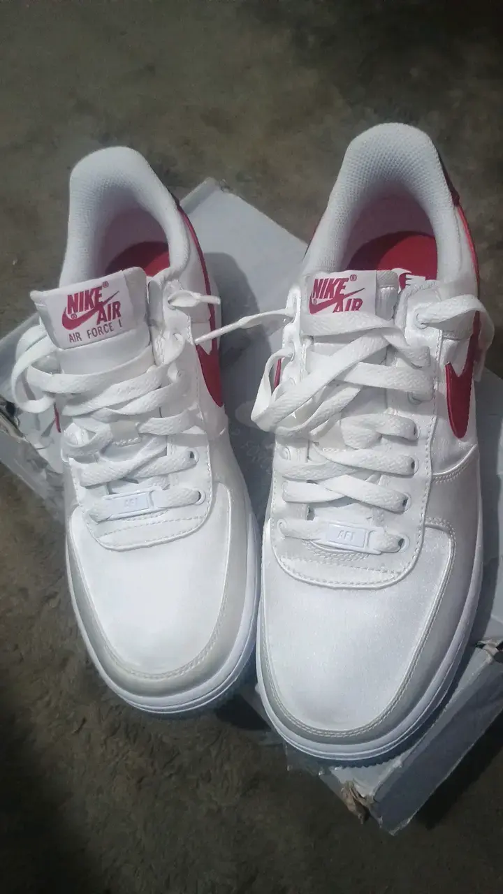 Zapatillas Nike Air Force 1 Blancas y Rojas - 2