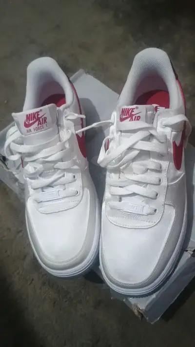 Zapatillas Nike Air Force 1 Blancas y Rojas - miniatura 2