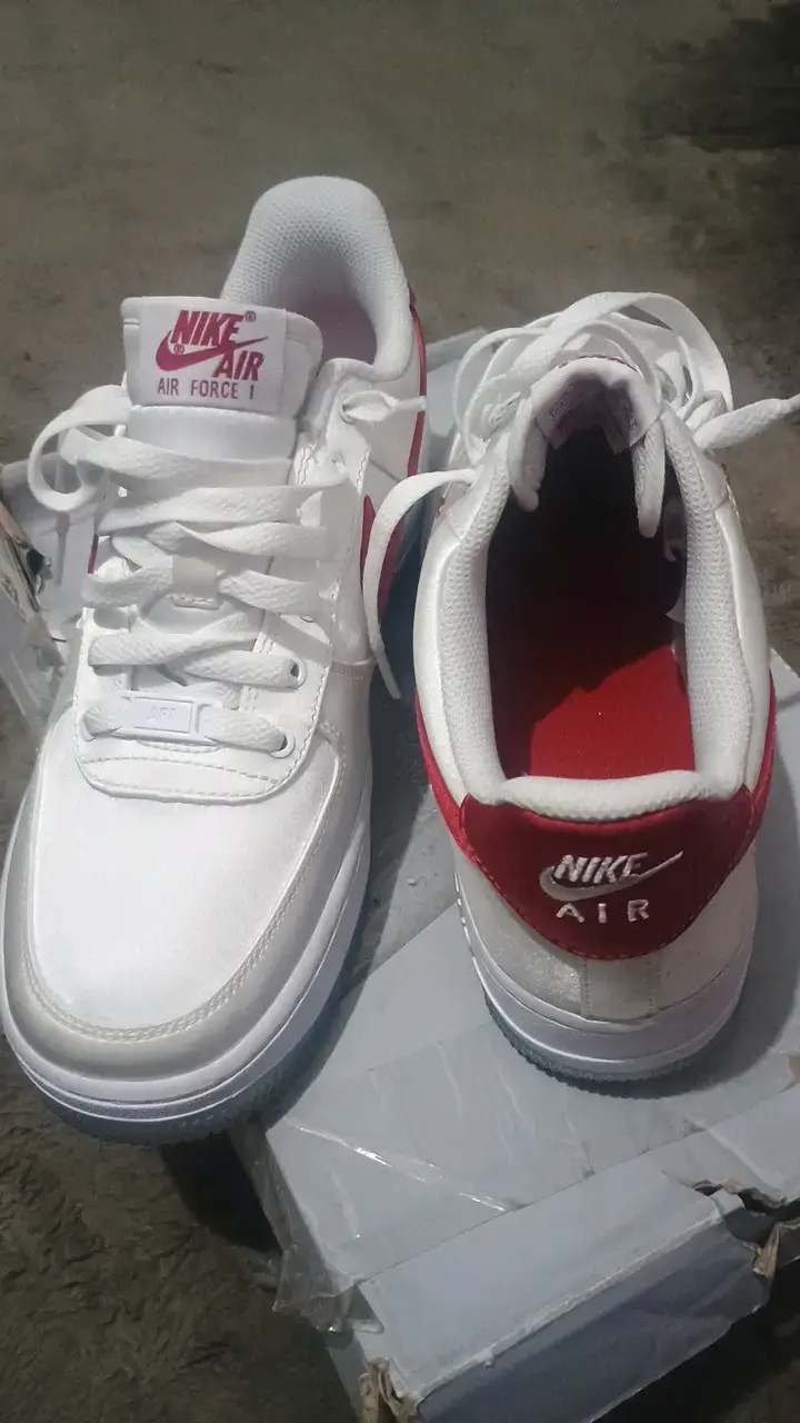 Zapatillas Nike Air Force 1 Blancas y Rojas - 3
