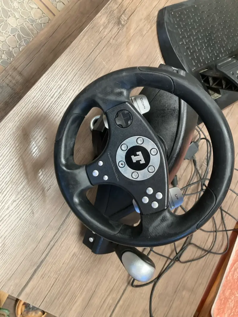 Volante y pedales para simulador de carreras - 2