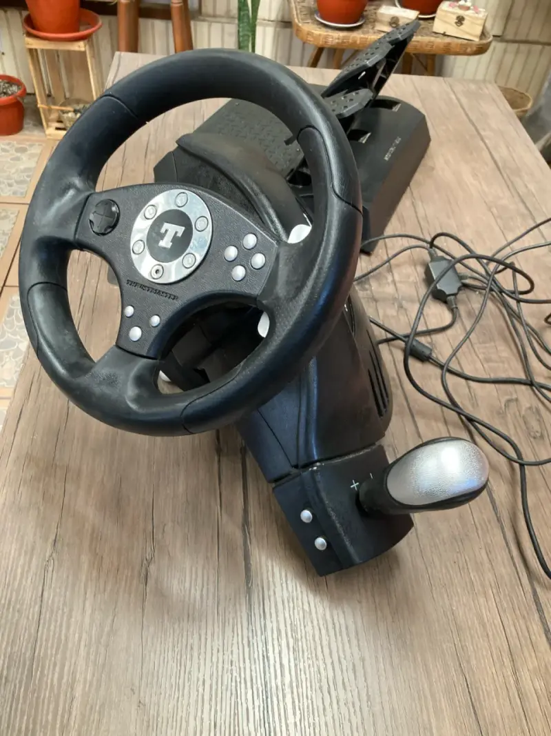 Volante y pedales para simulador de carreras - 6