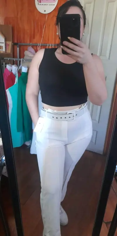 Pantalones blancos de mujer con cinturón - miniatura 1
