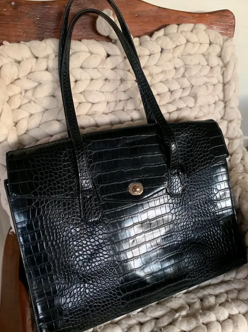 Cartera de cuero sintético negra con textura - 1