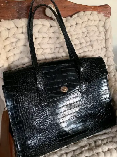 Cartera de cuero sintético negra con textura - miniatura 1