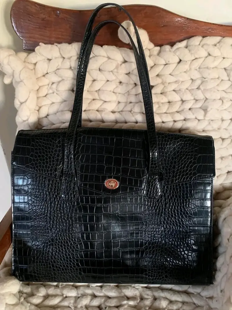 Cartera de cuero sintético negra con textura - 2