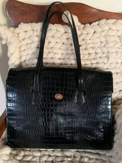 Cartera de cuero sintético negra con textura - miniatura 2