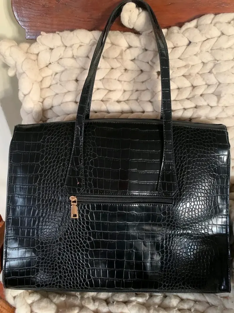 Cartera de cuero sintético negra con textura - 3
