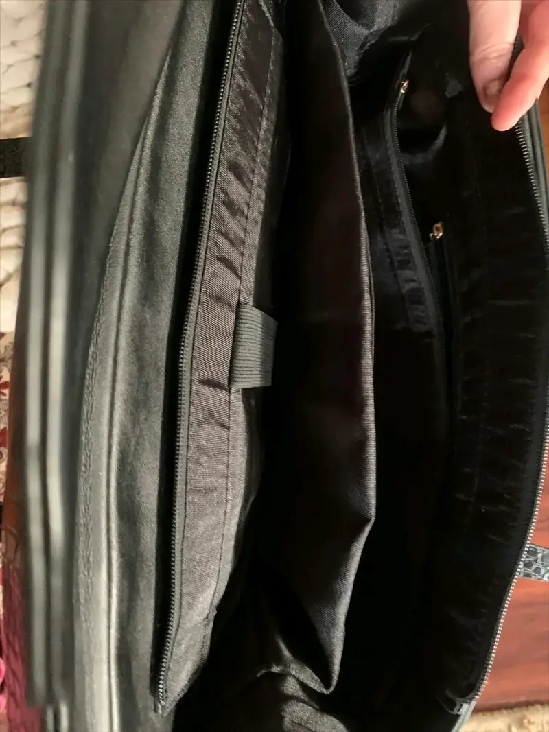 Cartera de cuero sintético negra con textura - 4