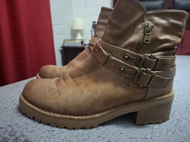 Botines bata, de cuero marrón con hebillas - 1