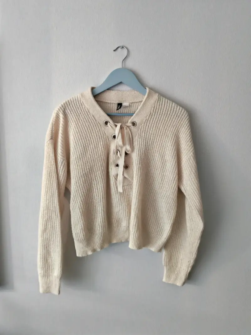 Suéter beige con cordones - 1