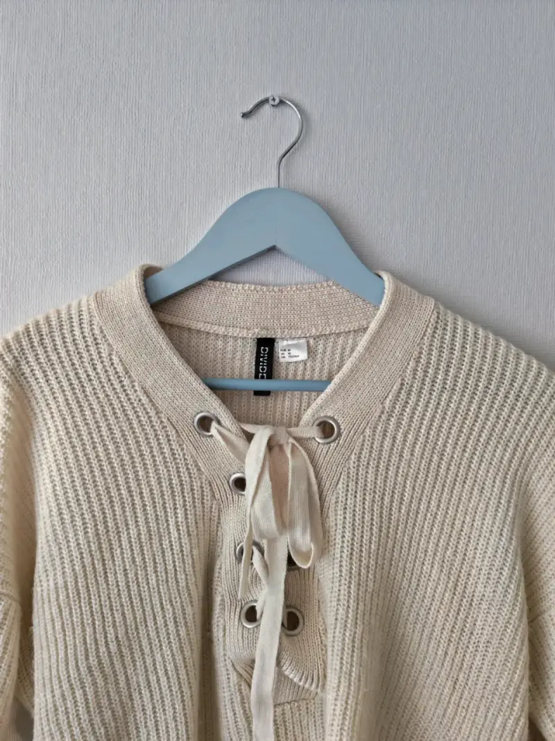 Suéter beige con cordones - 4