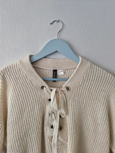 Suéter beige con cordones - miniatura 4