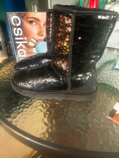 Botas negras con lentejuelas UGG para mujer - miniatura 1