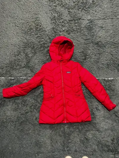 Chaqueta de invierno roja Patagonia con capucha - miniatura 3