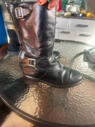 Botas de cuero negras con hebillas - miniatura 1