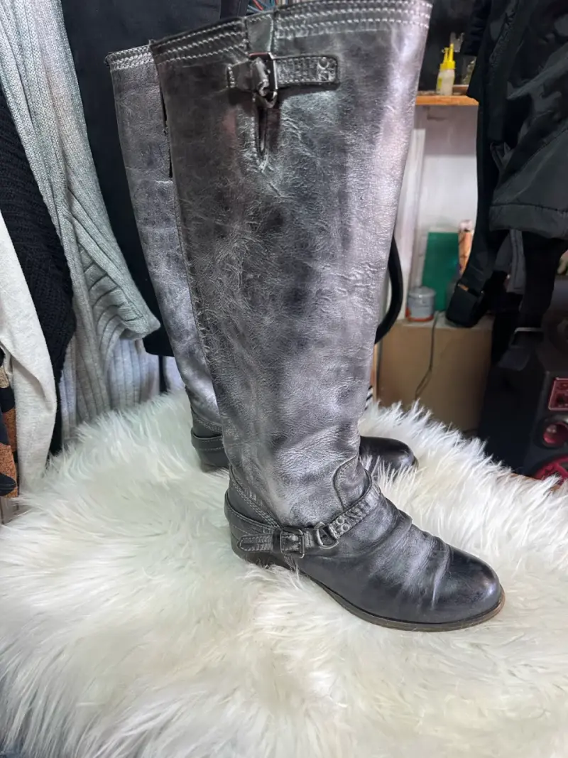 Botas de cuero gris con hebillas y cierre - 1