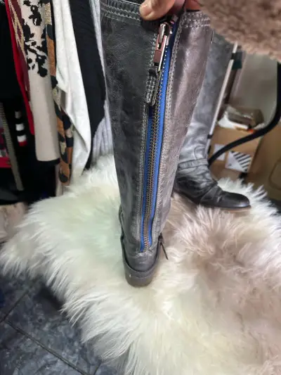 Botas de cuero gris con hebillas y cierre - miniatura 3