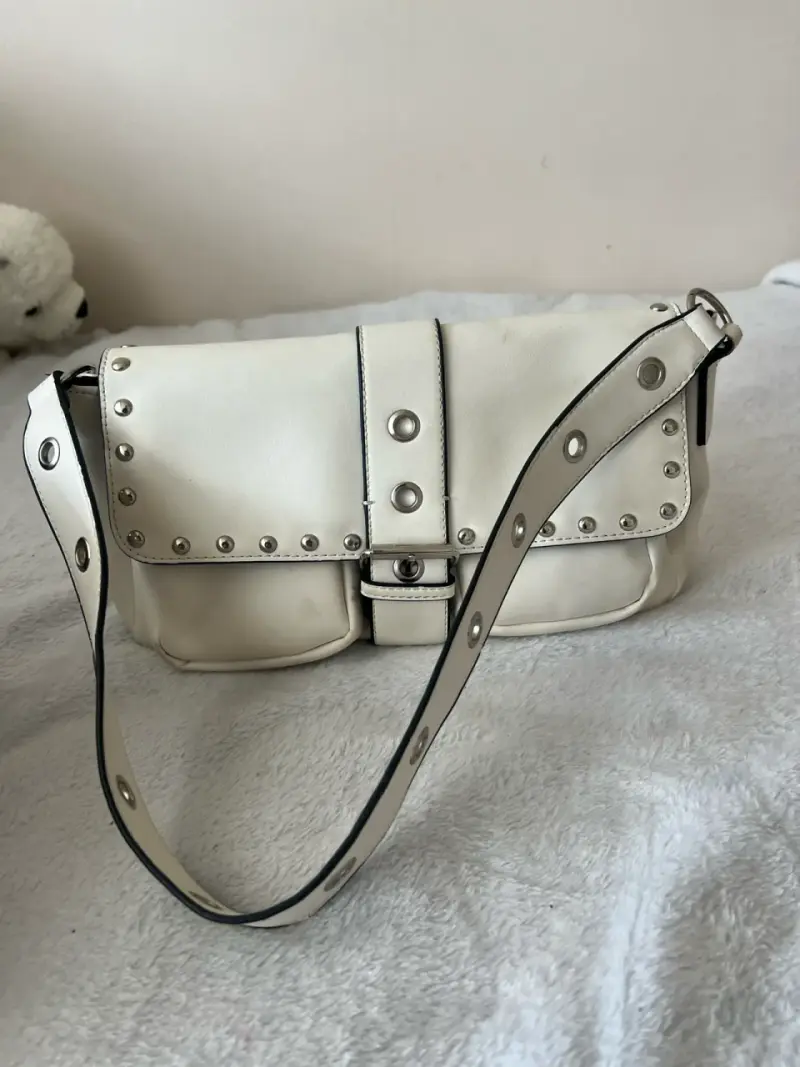 Cartera blanca con tachas metálicas