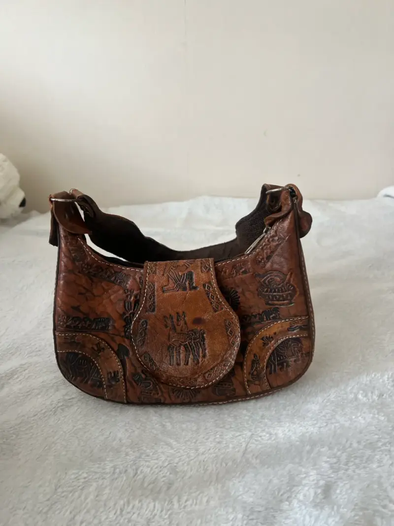 Cartera de cuero grabado estilo étnico