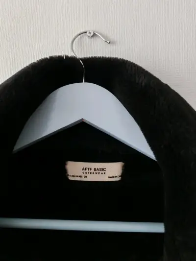 Chaqueta tipo cuero negra - miniatura 3