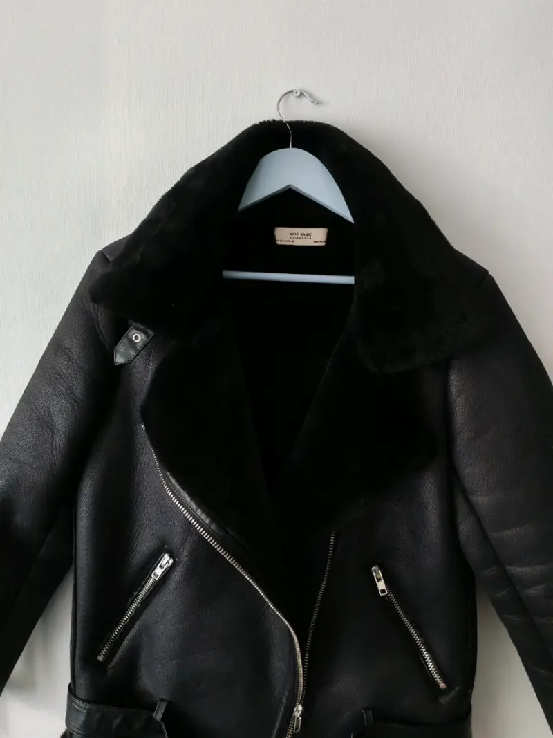 Chaqueta tipo cuero negra - 4