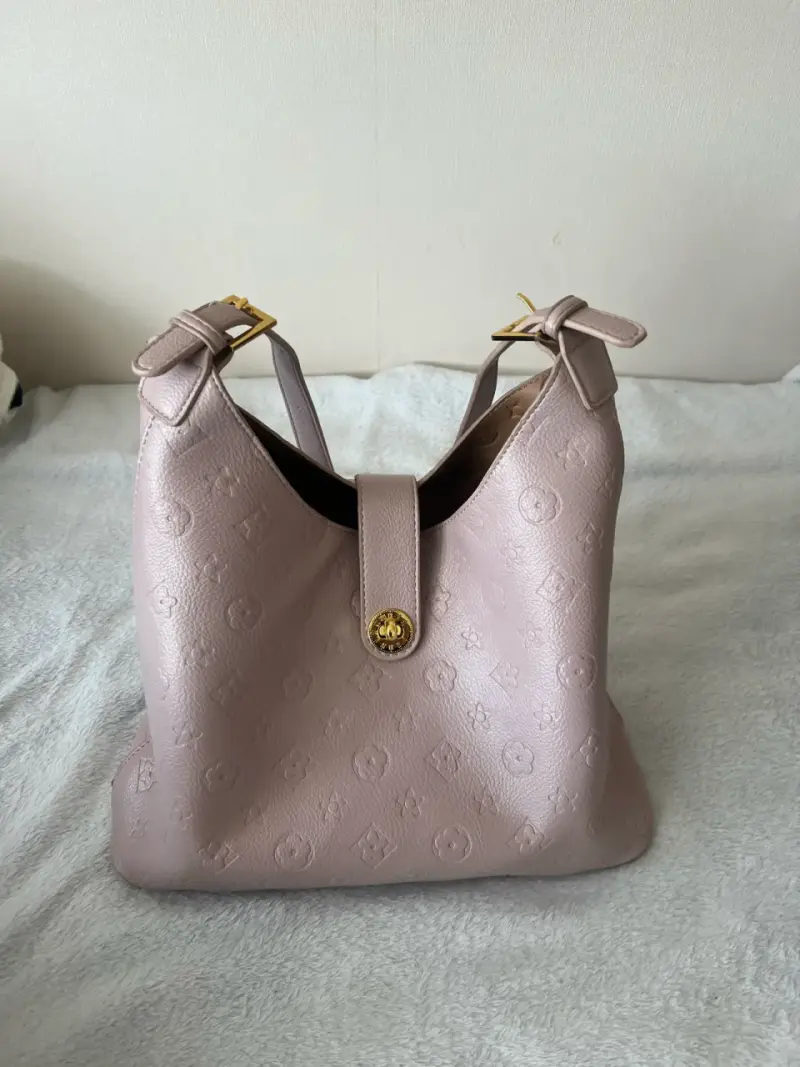 Bolso de cuero rosa con diseño elegante