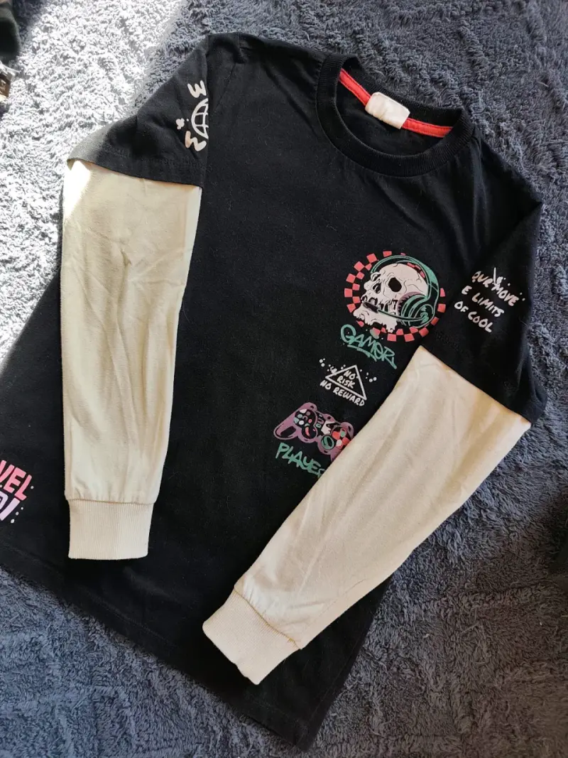 Polera manga larga negra con diseño gamer