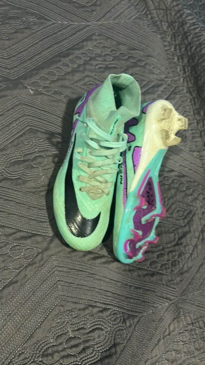 Zapatillas de fútbol Nike verdes y moradas