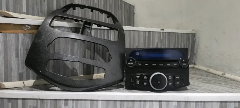 Radio de auto con panel frontal desmontable