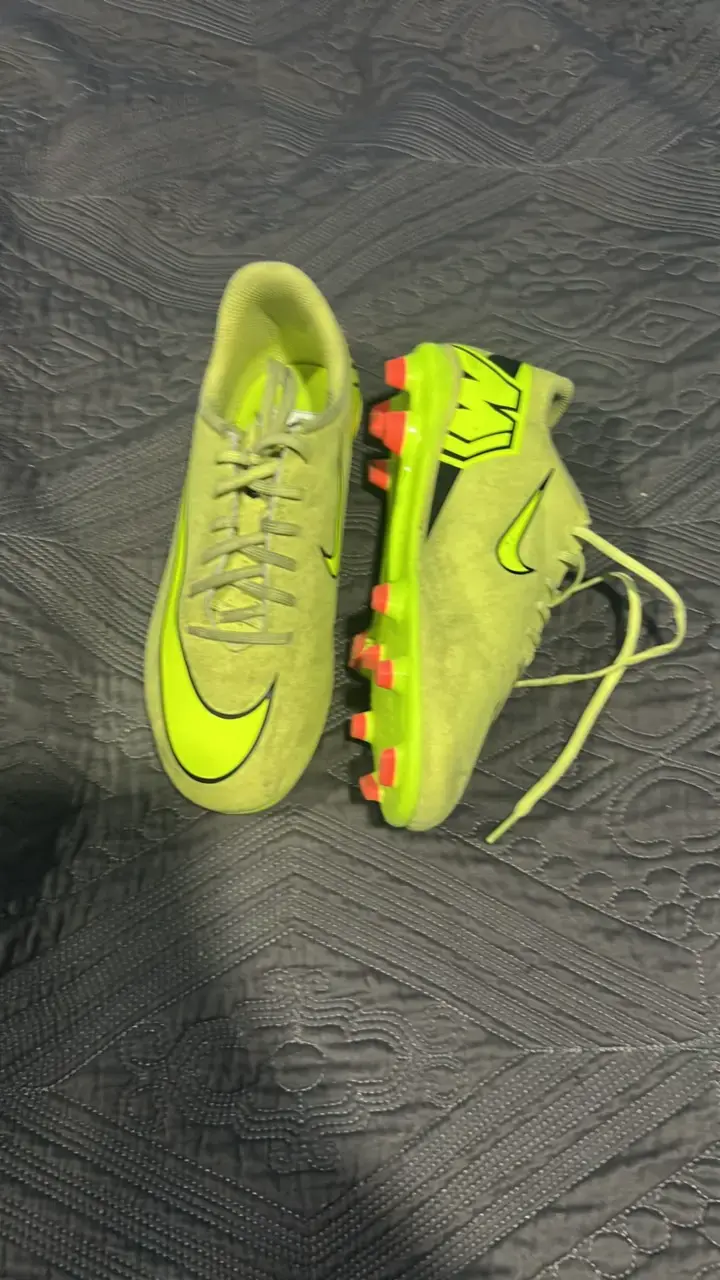 Zapatillas de fútbol Nike verdes con tacos