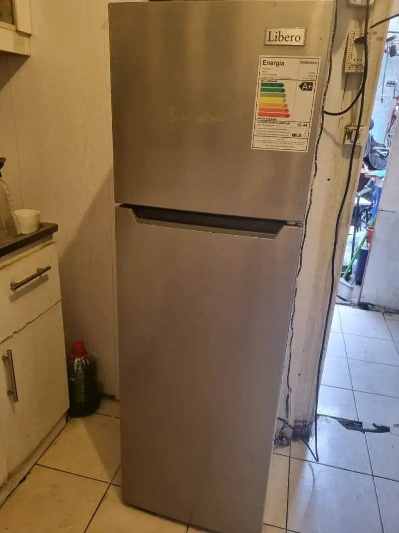 Refrigerador Libero de dos puertas en buen estado - 1