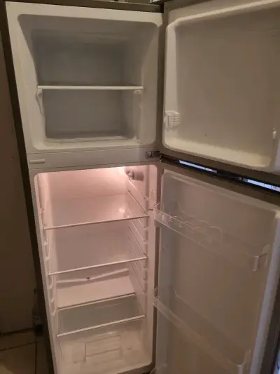 Refrigerador Libero de dos puertas en buen estado - miniatura 2