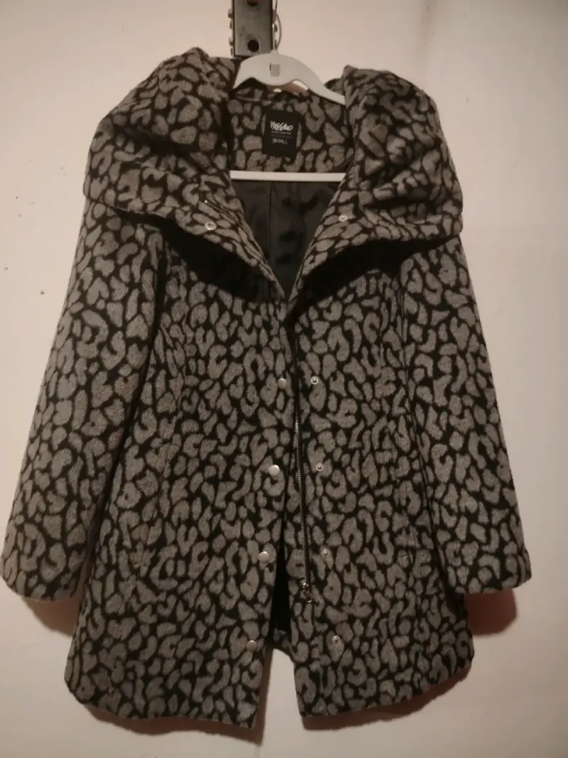 Abrigo de mujer con diseño animal print y capucha - 1