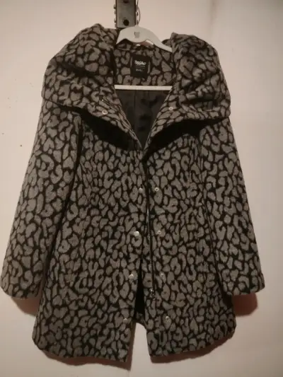Abrigo de mujer con diseño animal print y capucha - miniatura 1