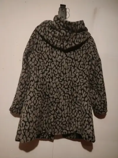 Abrigo de mujer con diseño animal print y capucha - miniatura 2