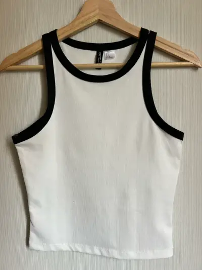 Polera sin mangas blanca con ribete negro - miniatura 1