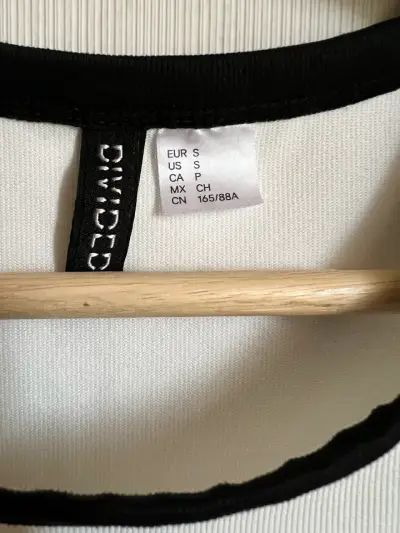 Polera sin mangas blanca con ribete negro - miniatura 2