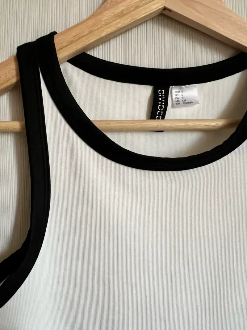 Polera sin mangas blanca con ribete negro - 3